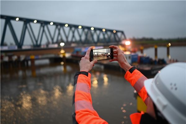 Letztes Brückenteil für neue Friesenbrücke eingesetzt