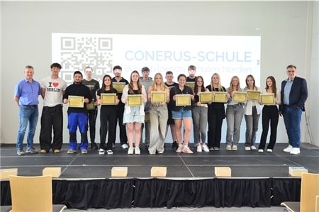 16 Schülerinnen und Schüler von Partnerschulen der Conerus-Schule wurden für ihre besondere Leistung im Rahmen der Berufsorientierung geehrt. Fotos: Keno Klaassen