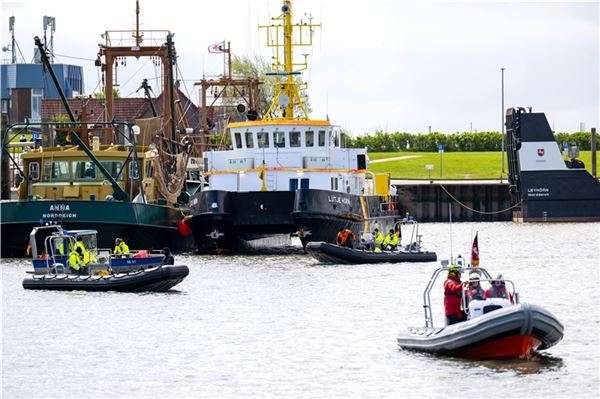 18.04.2024, Niedersachsen, Norddeich: Boote der Wasserschutzpolizei sichern die ...