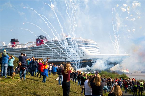 Neue Fotos: Die Disney Treasure hat Eemshaven erreicht