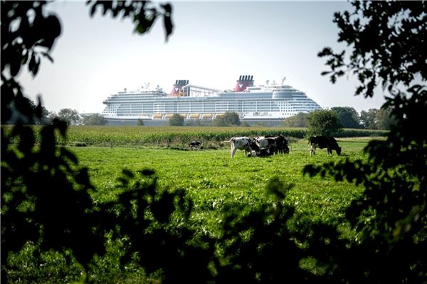 Neue Fotos: Die Disney Treasure hat Eemshaven erreicht