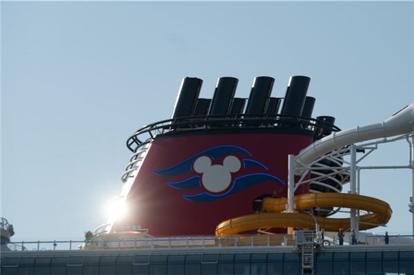 Neue Fotos: Die Disney Treasure hat Eemshaven erreicht