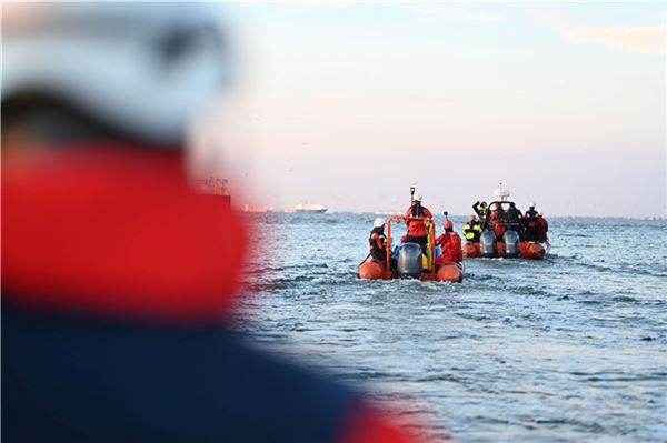 Greenpeace klebt sich in der Nordsee fest - Protest gegen Gasförderung