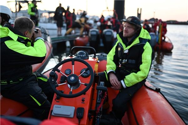 Greenpeace klebt sich in der Nordsee fest - Protest gegen Gasförderung