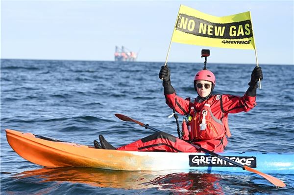 Greenpeace klebt sich in der Nordsee fest - Protest gegen Gasförderung