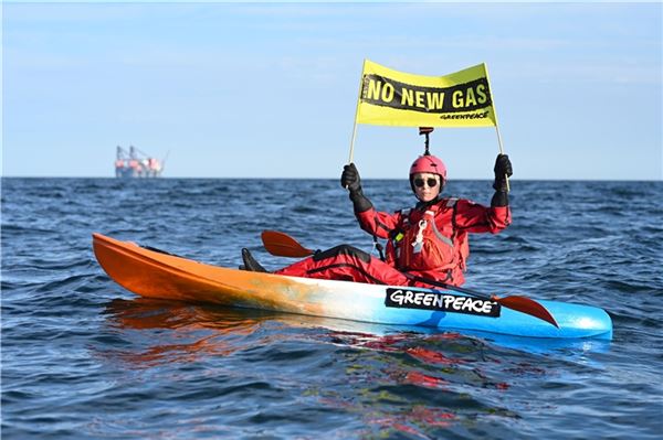 Greenpeace klebt sich in der Nordsee fest - Protest gegen Gasförderung