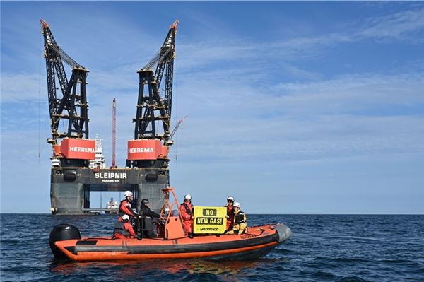 30.07.2024, Niedersachsen, Borkum: «No New Gas» steht auf einem Banner an einem Schlauchboot. Greenpeace-Aktivisten protestieren rund 20 Kilometer nördlich der niederländischen Insel Schiermonnikoog gegen die Förderung von Erdgas. Die Klimaschützer aus Deutschland und den Niederlanden umrunden mit Schlauchbooten die Arbeitsschiffe des niederländischen Energiekonzern One-Dyas. (zu dpa: «Umweltschützer blockieren weiter Erdgasbohrung auf Nordsee») Foto: Lars Penning/dpa +++ dpa-Bildfunk +++