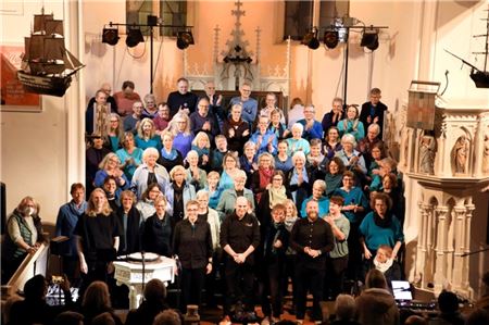 65 Stimmen stark war der Chor beim Abschlusskonzert der 3. Norderneyer Gospelwoche in der Inselkirche.