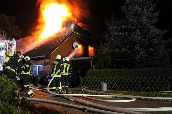 Feuerwehr rettet zwei Personen aus brennendem Haus