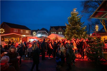 Ab morgen heißt es in Marienhafe wieder: Lichterglanz, festliche Musik und weihnachtliche Leckereien auf demMarktplatz genießen. 