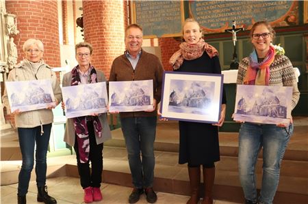 Ab sofort gibt es diesjährigen Luderi-Adventskalender zu kaufen: Die Künstlerin Anna Wiesemann (Mitte, rechts) hat ihn gestaltet. Die Arbeitsgruppe Adventskalender freut sich sehr an dem Motiv: Anke Endelmann (von links), Herma Heyken, Uwe Endelmann und Malika Wolf. Fotos: Michaela Kruse