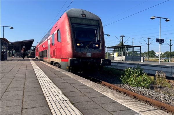 Abfahrt in Emden: Der Zugverkehr läuft trotz umfangreicher Bauarbeiten erstaunlich gut.