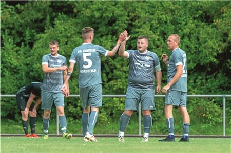 Abklatschen nach Torerfolg. Norden/Norddeichs Ole Meyenburg traf auswärts in Hage als einziger. Foto: Edzards-Tschinke