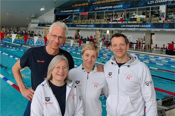 Abräumer. Dr. Harald Bommer, Christina Möller sowie Katarzyna und Tomasz Szwagiel (es fehlt Yehven Volehov) fischten zehn Medaillen aus dem Stadionbad in Hannover.