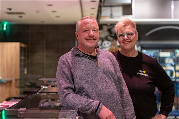 Abteilungsleiter der Wurst- und Fleischabteilung, Harald Köhler und seine Stellvertretung Karin Bents.