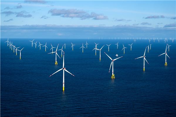 Acht Prozent mehr Strom lieferten im vergangenen Jahr die Offshore-Windkraftanlagen in der Nordsee.