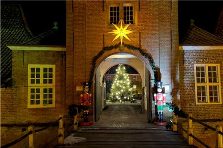 Adventsstimmung auch in Lütetsburg. Die Nussknacker in Lebensgröße bewachen den Eingang.. Fotos: Martin Stromann