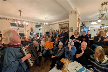 Akkordeon-Spieler Heiko Sieling und seine musikalischen Mitstreiter animierten die zahlreich erschienenen Gäste immer wieder zum Mitsingen. Foto: Werner Jürgens