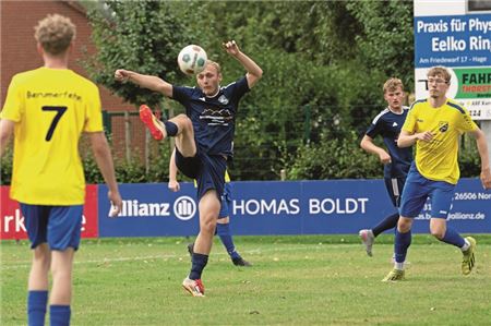 Akrobatisch. Der SV Hage II – in Aktion Niels Rosendahl – zeigte sich beim 12:1 gegen FFF hoch überlegen. Foto: Ute Bruns