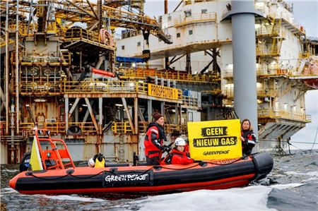 Aktivisten der Organisation Greenpeace demomstrieren vor der Bohrplattform gegen die Gasförderung. 