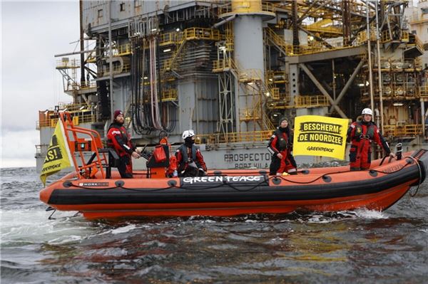 Aktivisten der Organisation Greenpeace demomstrieren vor der Bohrplattform gegen die Gasförderung. 