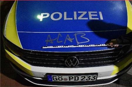 „All cops are bastards“ (Alle Polizisten sind Bastarde“) – das ist der Code für alle, die von Polizei und vermutlich anderen Autoritäten nicht viel halten. Hier eine Schmiererei auf einem Streifenwagen der Polizei Göttingen.