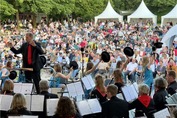 9. Schlossparkserenade lockt mit 400 Musikern nach Lütetsburg Alle zwei Jahre findet die Schlossparkserenade statt und lockt viele Besucher. Foto: Martin Stromann