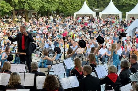 Alle zwei Jahre findet die Schlossparkserenade statt und lockt viele Besucher. Foto: Martin Stromann