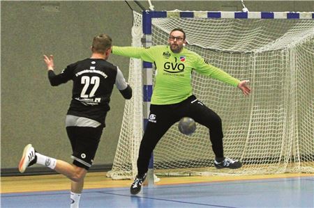 Alles für TuRa. Für Marienhafe steht Hilko Schwitters bei der ersten und zweiten Mannschaft im Tor. Inzwischen fungiert der 40-Jährige auch als Co-Trainer des Landesligisten. Foto: Johannes Müller