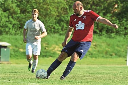 Alles für TuRa. Ob als Spieler oder als Trainer, Adonis Kabashi legte sich lange für die Marienhafer Fußballer ins Zeug. Foto: Ute Bruns
