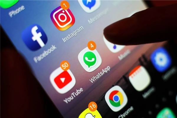 Als angebliche Frau chattete der Mann mit seinem Arbeitskollegen. Dann begannen die Erpressungen. Symbolfoto: dpa