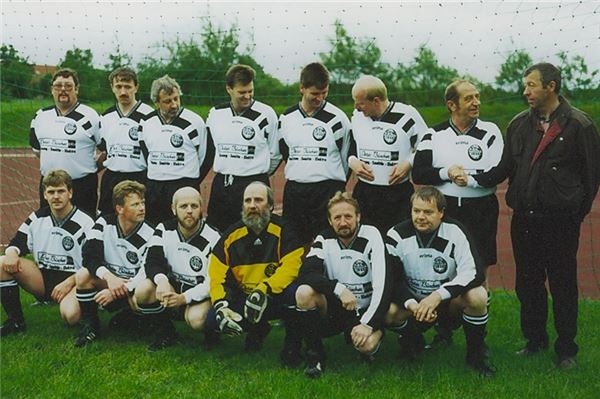 TuS Großheide feiert 70. Geburtstag Alte Herren im Jahr 1995: (hintere Reihe v.l.) Helmut Kahnert, Hans-Peter Dethloff, Günther Garrelts, Paul Spliesteser, Schwittert Buck, Roolf Rosenboom, Johann Schmidt, Sponsor Peter Büscher, (vordere Reihe v.l.) Friedhelm Buck, Uwe Aufdermauer, Klaus Betten, Rudolf Knöchel, Meinhard Palma und Gerd Bents.