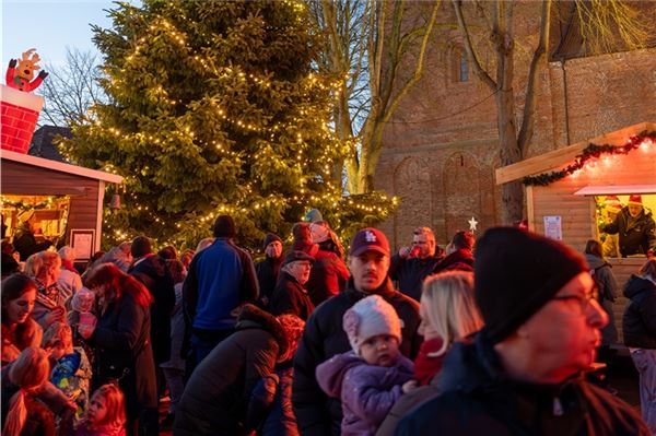 Am Abend ist viel los auf dem Weihnachtsmarkt Marienhafe. 