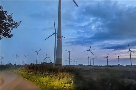 Am Arler Weg werden alte Windanlagen durch neue, leistungsfähigere ersetzt. Foto: Merlin Klinke