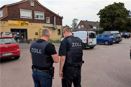 Am Donnerstagmittag kontrollierten die Mitarbeiter des Zolls Pavards R. in der Nähe der Pizzeria Osteel. Fotos: Merlin Klinke