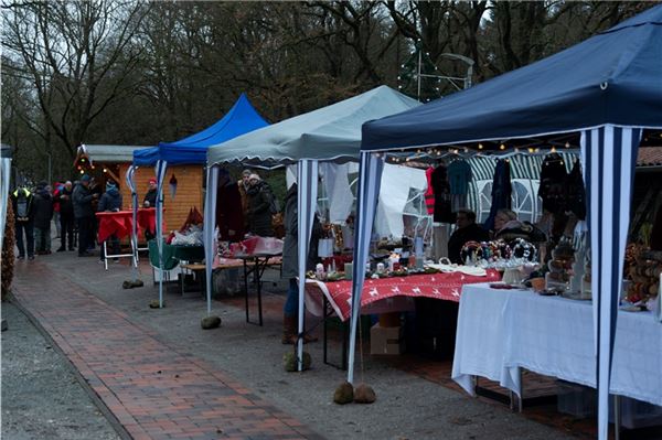 Am dritten Advent findet der Weihnachtsmarkt in Berumerfehn statt.Foto: Meret Edzards-Tschinke