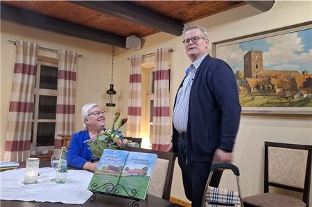 Am Ende der Lesung erhielt Else Bontjes Blumen von dem neuen Vorsitzenden des Kunst- und Kulturzirkels Brookmerland, Holger Kleen. Foto: Eva Requardt-Schohaus