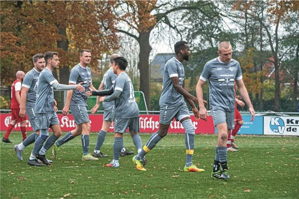 Am Ende gejubelt. Norden/Norddeich ging durch einen späten Doppelschlag doch noch als Sieger hervor. Foto: Hinrich Saathof