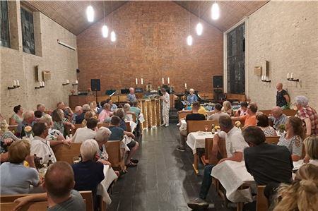 Am Freitag wurde die Kirche kurzerhand zum Festsaal umfunktioniert, um das Jubiläum gemeinsam zu feiern. Foto: privat