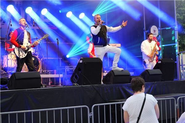 Am Freitagabend sorgte die Band „Strike“ auf der Hauptbühne auf dem Marktplatz für Stimmung. Fotos: Werner Jürgens