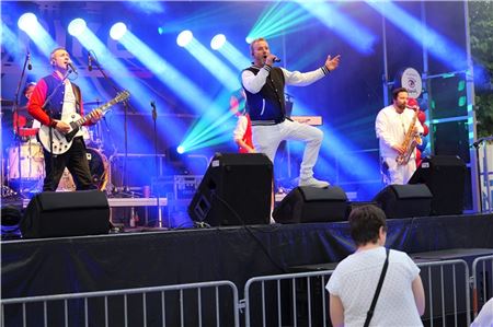 Am Freitagabend sorgte die Band „Strike“ auf der Hauptbühne auf dem Marktplatz für Stimmung. Fotos: Werner Jürgens