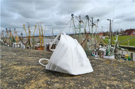 Am Hafen in Greetsiel muss ab sofort wieder Maske getragen werden.