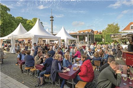 Am letzten Wochenende im Juli findet wieder das traditionelle Norder Weinfest statt. Archivfotos: Ute Bruns
