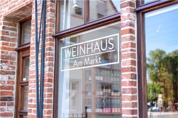 Für jeden der passende Genuss Am Markt in Norden ist ein neuer Weinladen entstanden. Fotos: Meret Edzards-Tschinke