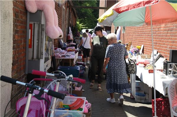 Am Nachmittag lockte ein Flohmarkt Schatzjäger an.