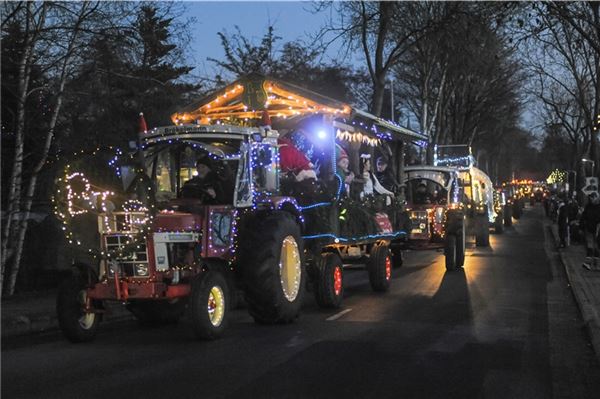 Am Sonnabend begeisterten die bunt leuchtenden Traktoren.