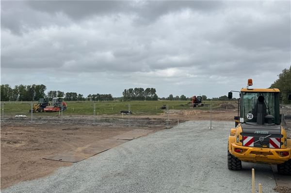 Naturschutzbund sammelt für Klage gegen Sportplatz Brookmerland Am Tjücher Moortun gehen die Arbeiten trotz drohender Klage weiter. Foto: Keno Klaassen