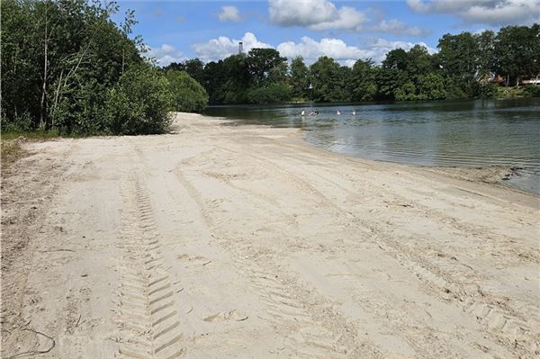 Kiessee Hage: 100 Kubikmeter Sand machen den Kurpark zum Urlaubsparadies Am Vormittag war der Strand noch eben ... Foto: privat
