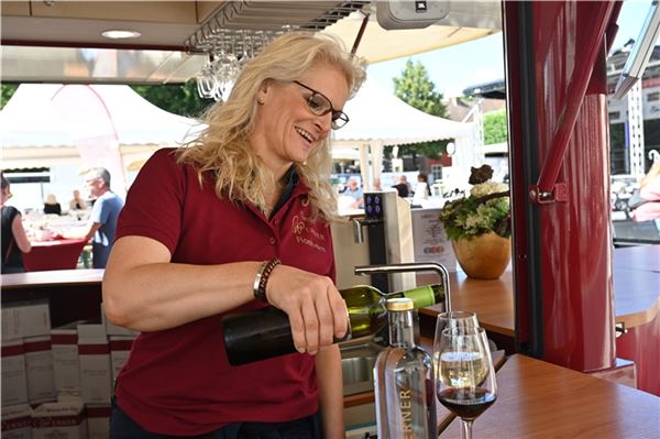 Mit einem Glas Wein den Abend in Norden genießen An den Ständen werden die verschiedensten Weine ausgeschenkt.