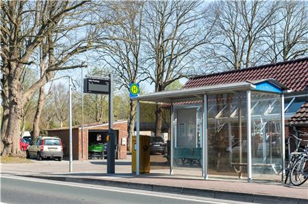 An der Großheider Straße stehen mehrere moderne Bushaltestellen. Fotos: Meret Edzards-Tschinke